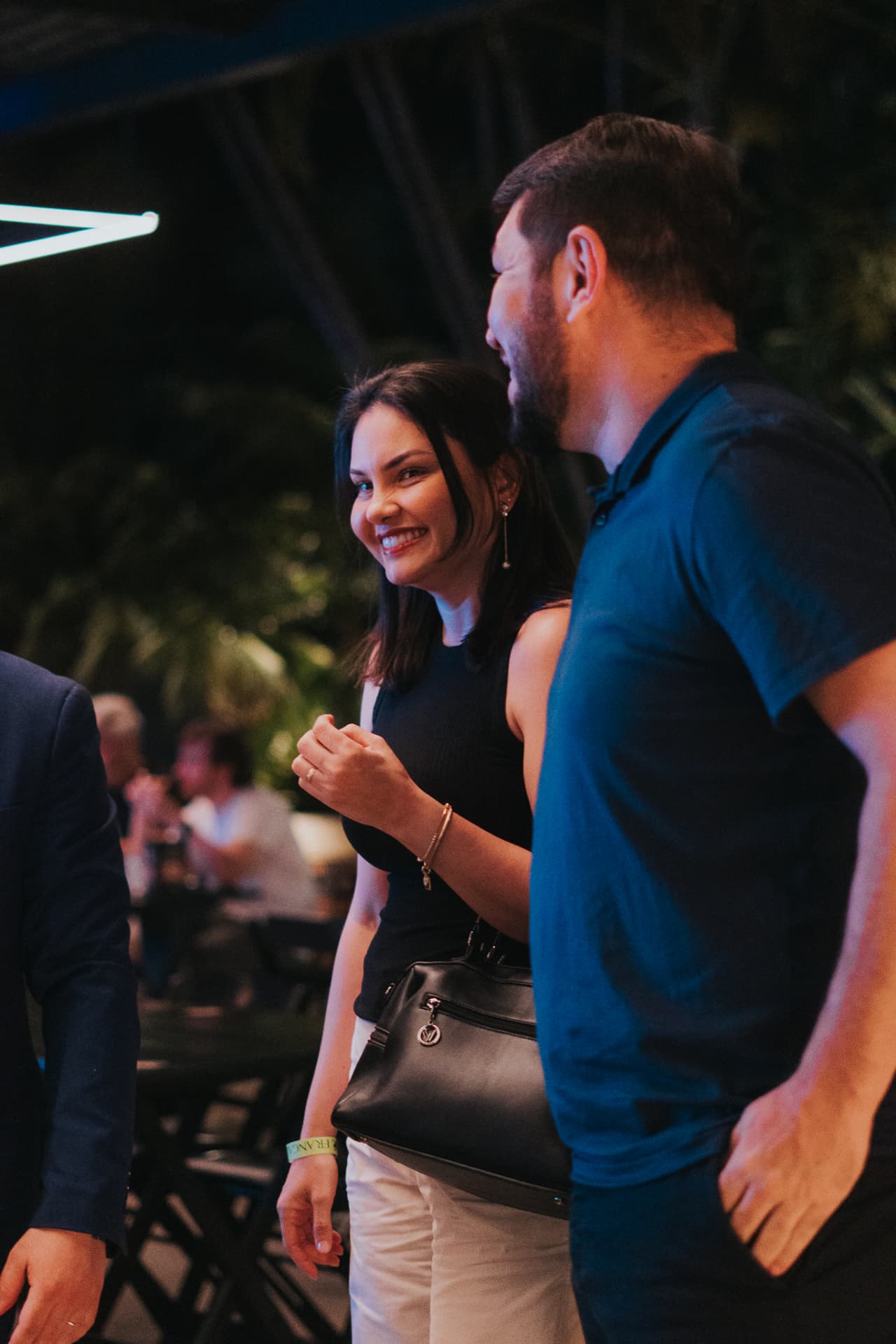 Convidada sorrindo ao lado de outro participante durante um encontro do Prime Club
