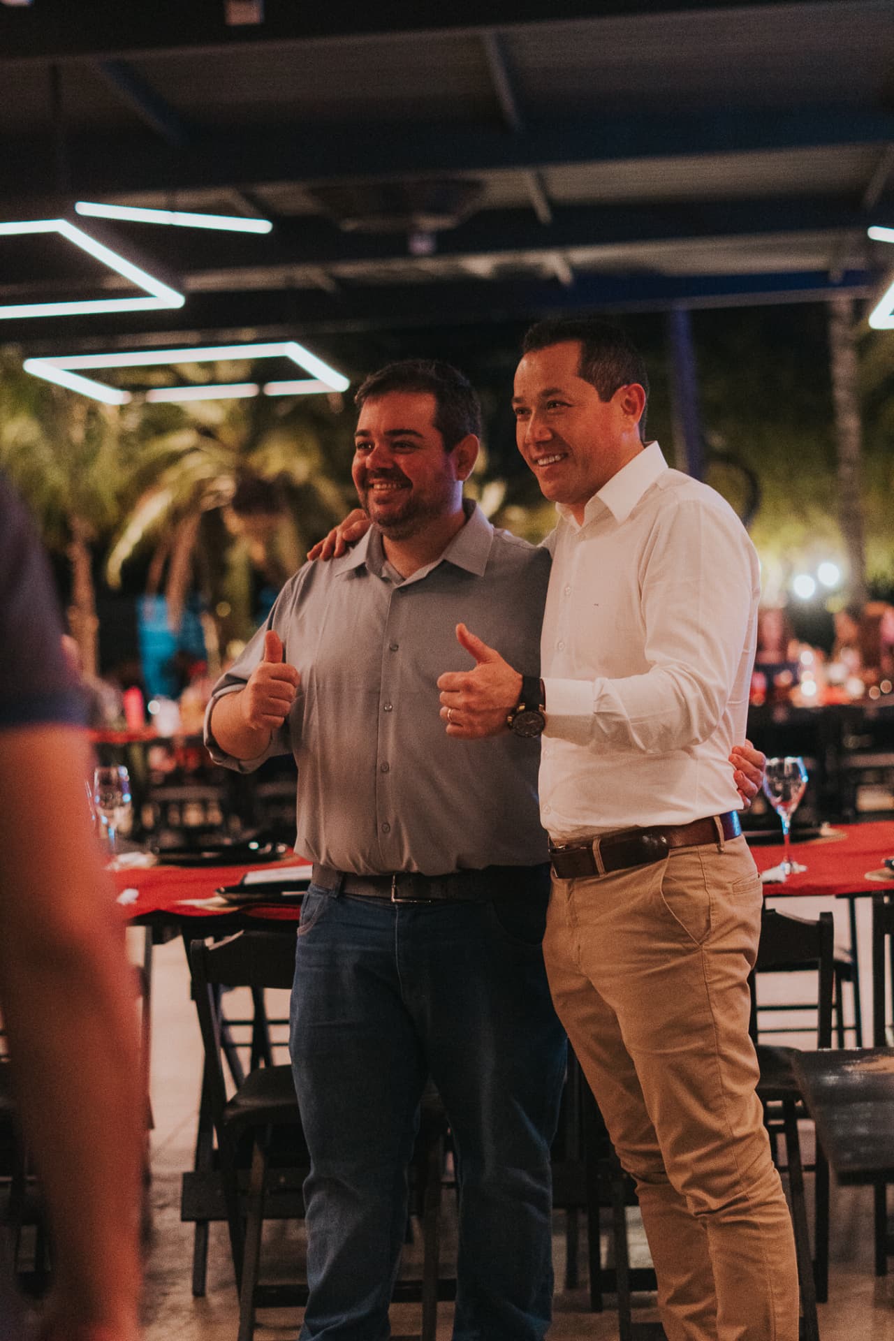 Dois convidados sorrindo e se cumprimentando durante um encontro do Prime Club